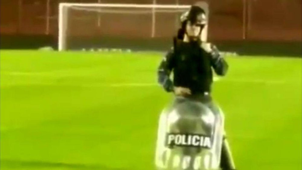 Los aficionados de Platense cargaron contra el policía. Twitter/TyCSports