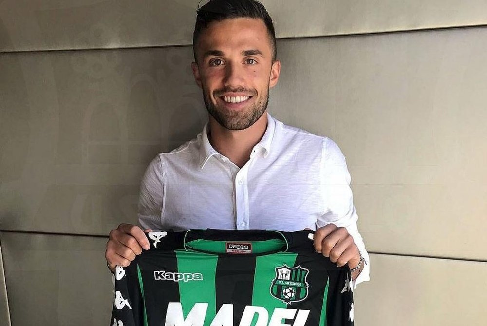 El extremo italiano posó con su nueva camiseta. Sassuolo