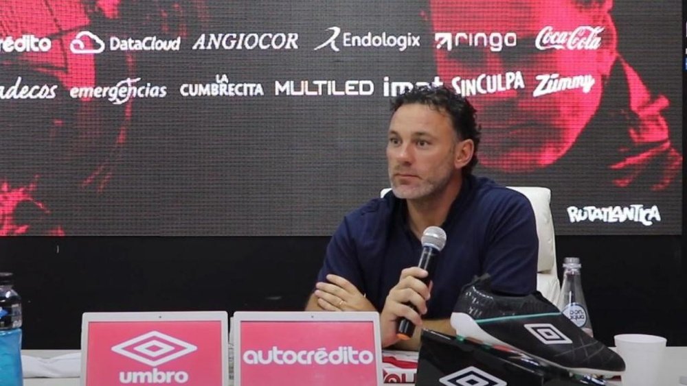Milito, nuevo entrenador de Argentinos. YouTube/AAAJOficial