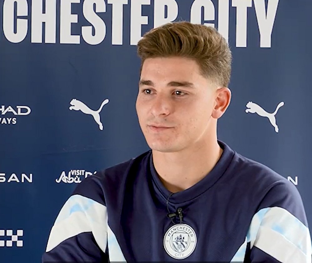Julian Alvarez is already in England. Screenshot/ManCity