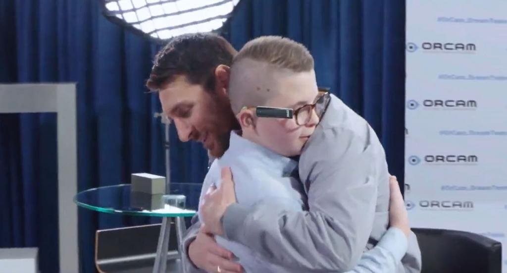Messi regaló un momento inolvidable a un niño con discapacidad. Captura/OrCam