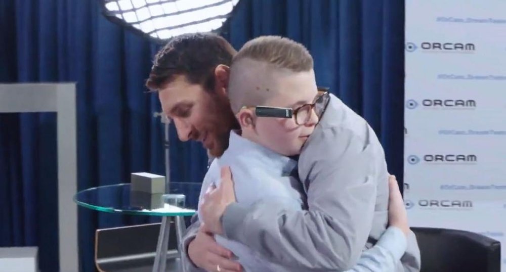 Messi regaló un momento inolvidable a un niño con discapacidad. Captura/OrCam