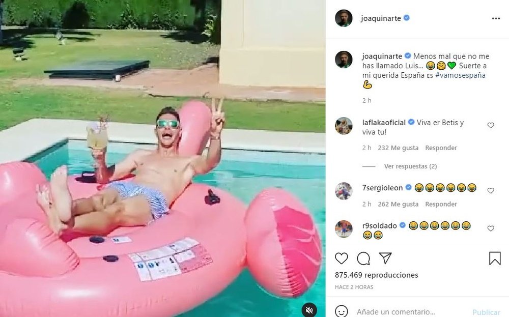 Joaquin, dans une piscine et avec un cocktail. Capture d'écran/Instagram/joaquinarte