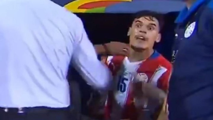 Gustavo Gómez, fuera de sí con el árbitro: 