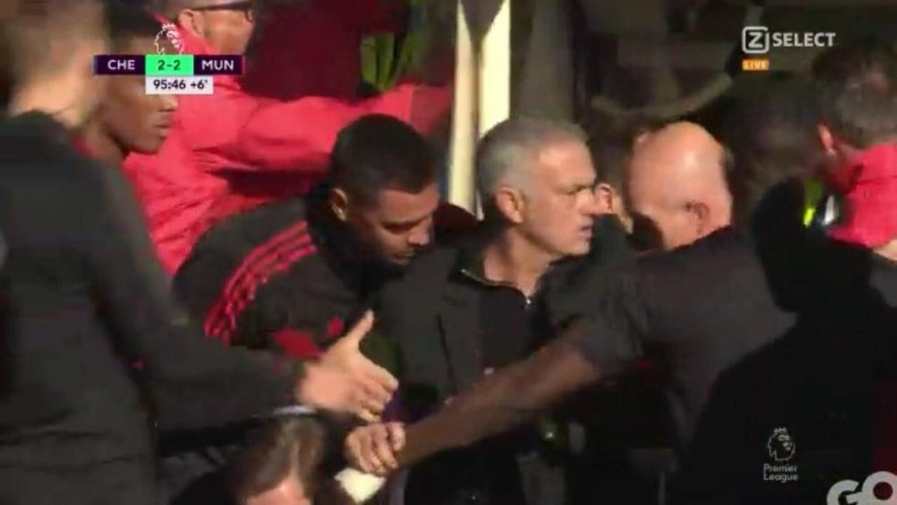 José Mourinho Chelsea ante el Manchester United. Captura/Select