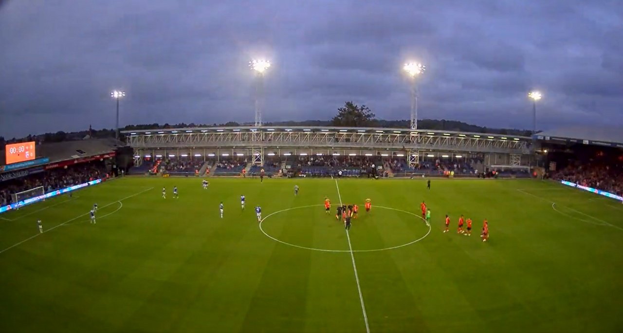 Curiosidades PL on X: O Kenilworth Road, estádio do Luton Town