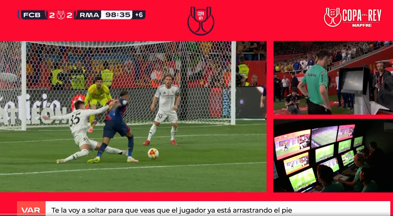El audio VAR del penalti anulado de Asencio a Raphinha