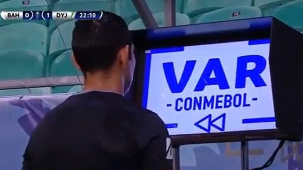 'Show' del VAR: tres penaltis, un gol anulado y 59' minutos de primera parte. Captura/ESPN