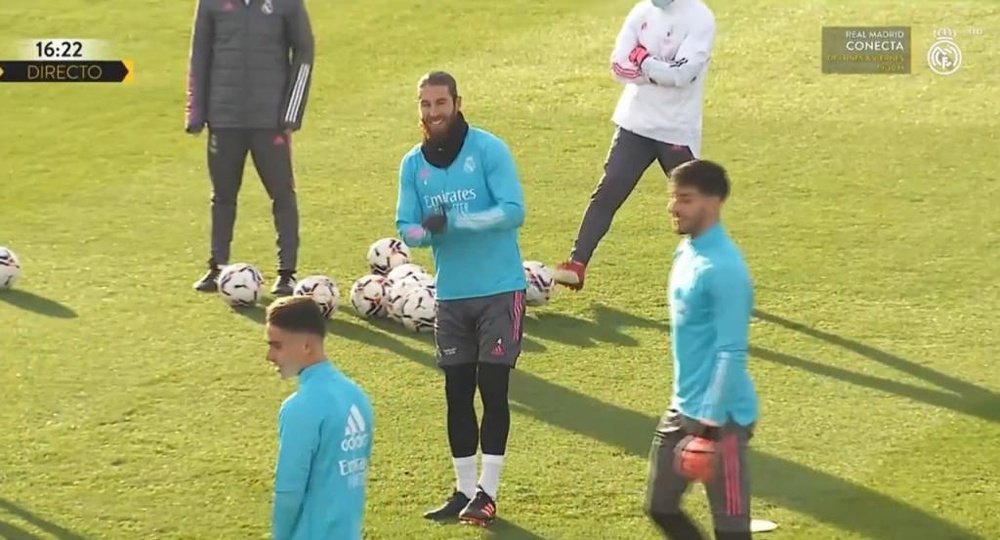 Ramos apunta al Sánchez-Pizjuán. Twitter/RealMadridTV