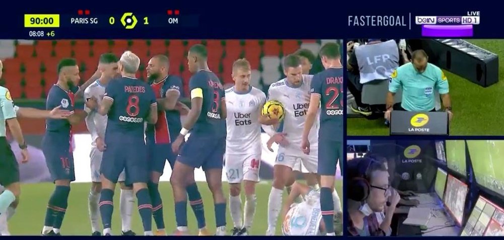 The referee sent off five players in PSG v Marseille. Captura/beINSports