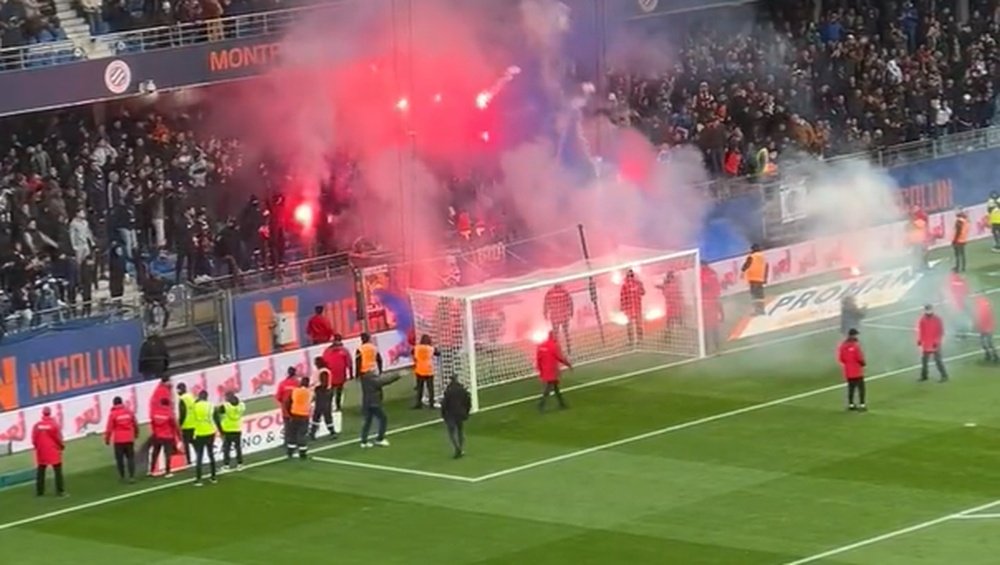 El Montpellier-Nantes se paró 15 minutos por lanzamiento de bengalas. Captura/JulienCst