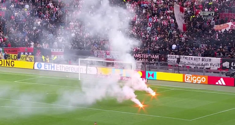 Sospeso Ajax-Feyenoord per il lancio di fumogeni in campo. ESPN