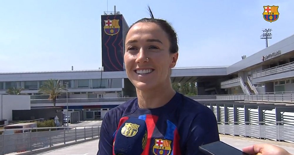 Lucy Bronze firmó hasta 2024 con el Barcelona. Captura/BarçaTV