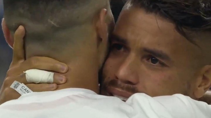 Dos Santos, que perdió a su padre recientemente, rompió a llorar tras caer en la final
