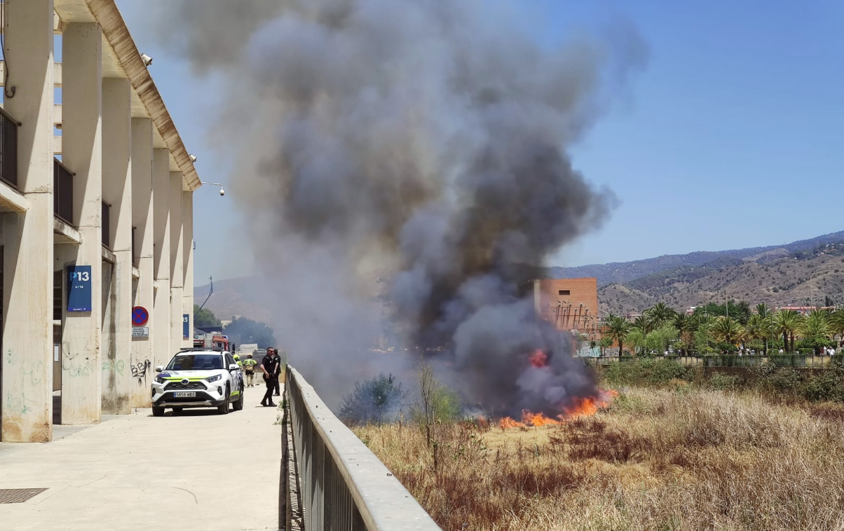 Susto en Málaga con un incendio a las afueras de La Rosaleda