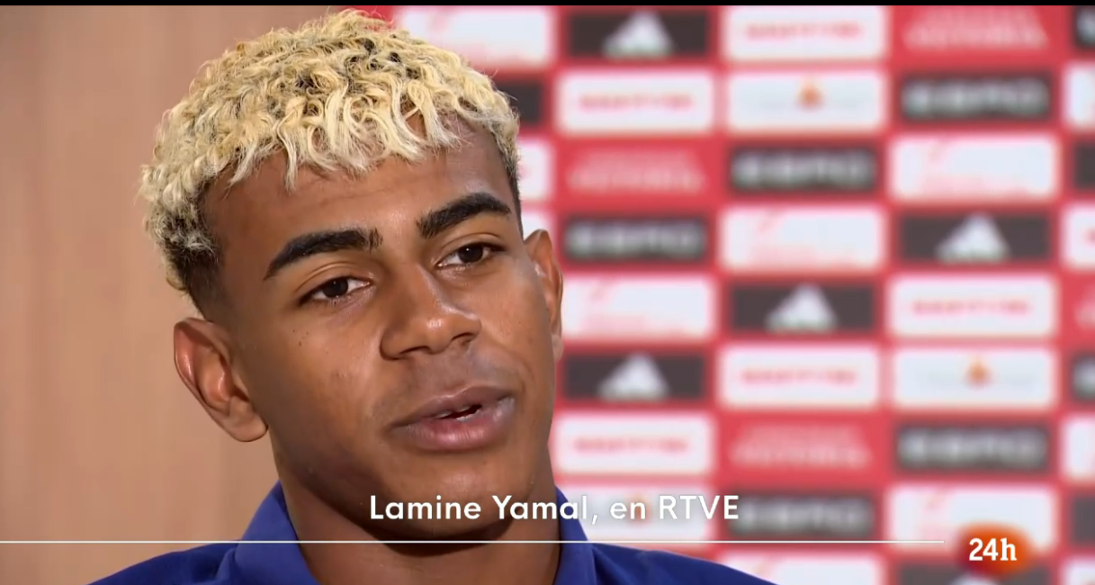 Lamine Yamal, em compromisso internacional com a España, refletiu sobre a situação atual tanto de La Roja quanto do Barcelona. Ele já está assumindo seu papel como um jogador importante em ambos os contextos.