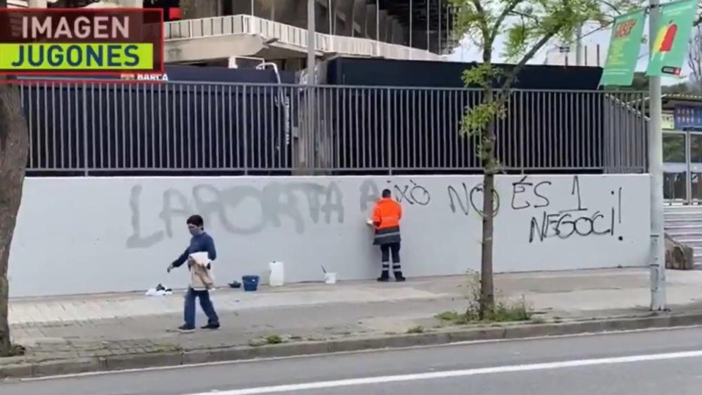 Des tags anti-Superligue au Camp Nou. Captura/LaSexta