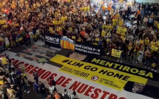 La afición del Valencia estalló contra la gestión de Peter Lim. Captura/Relevo