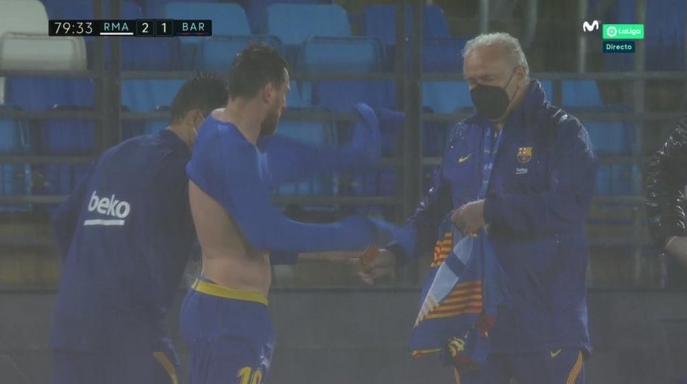 La lluvia caló a Messi: se tuvo que cambiar de camiseta en pleno partido. Captura/MovistarLaLiga