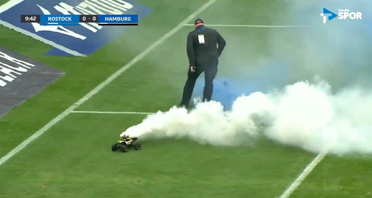 Two radio-controlled cars with flares drove around the left field area. Screenshot/Tivibu Spor