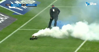 Germany is still against foreign investment in football. And the surrealism was witnessed in the Hansa Rostock-Hamburg match, which had to be stopped due to the presence on the pitch of remote-controlled cars with flares. They were kicked off the pitch by the stewards.