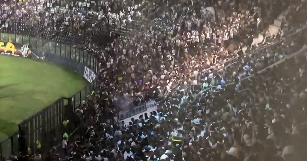 Pelea entre aficionados de Vasco tras la derrota en casa. Twitter/brazbruno