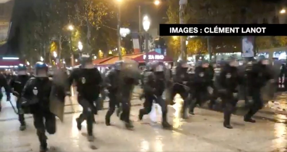 La policía parisina tuvo que cargar contra los aficionados marroquíes. Twitter/ClémentLanot