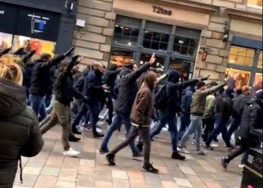 Ultras de la Lazio pasearon por Glasgow realizando el saludo fascista. Twitter/AgustínMoreno