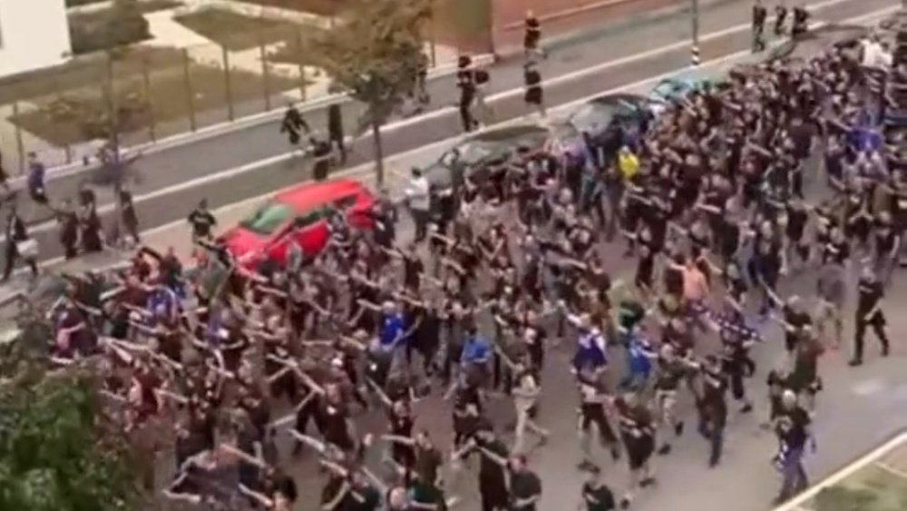 Ultras do Dínamo Zagreb fazem saudações nazistas pelas ruas de Milão. Captura/Twitter