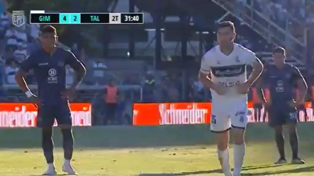 Lucas Licht hizo el cuarto de Gimnasia desde los once metros. Captura/TNTSports