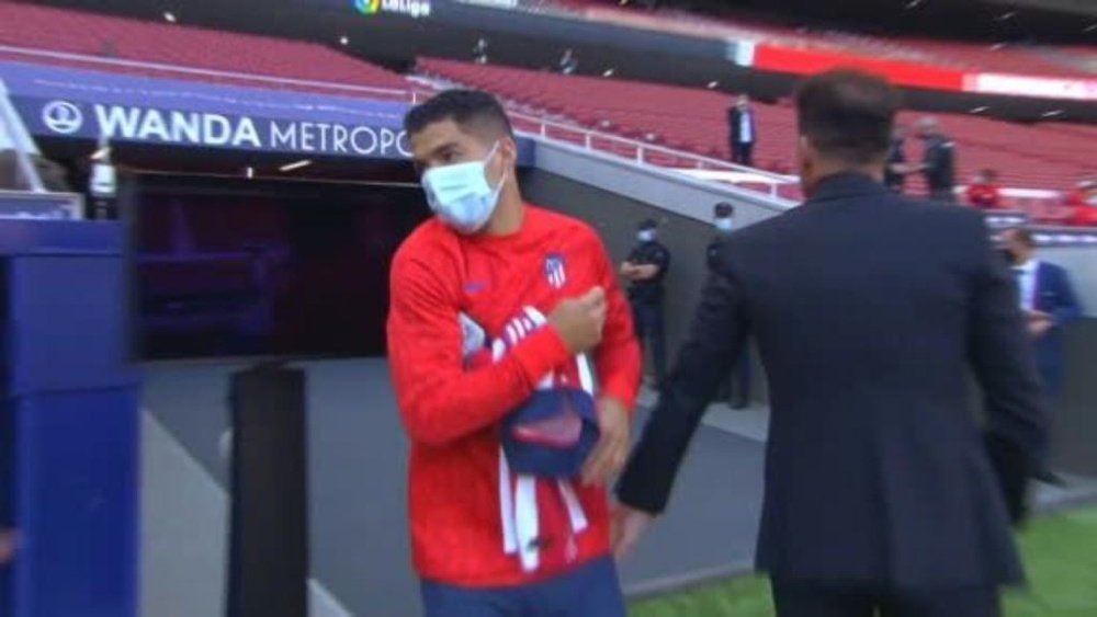 Suárez começa sua trajetória no Atlético no banco. Captura/MovistarLaLiga