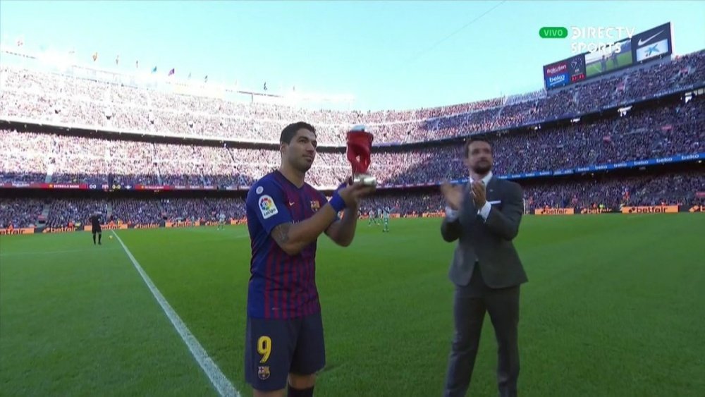 Suarez a présenté son trophée. Capture/DirectTVSport