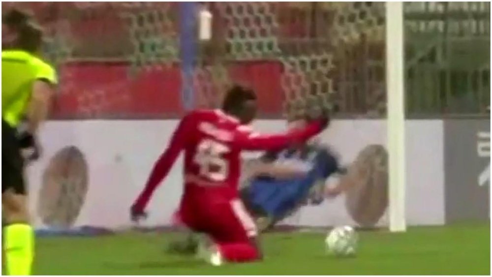 Balotelli almost hurts his knee while shooting. Screenshot