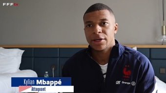 Mbappé si complimenta con Benzema. Twitter/equipedefrance