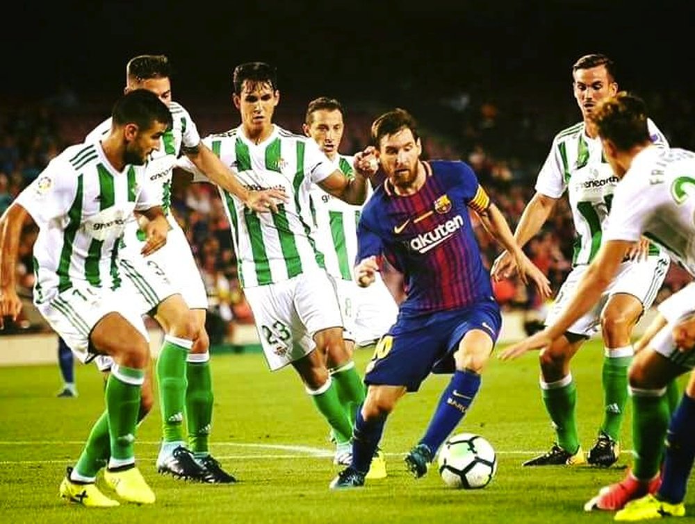 Captura de Messi, rodeado de rivales del Betis en el Camp Nou. Twitter