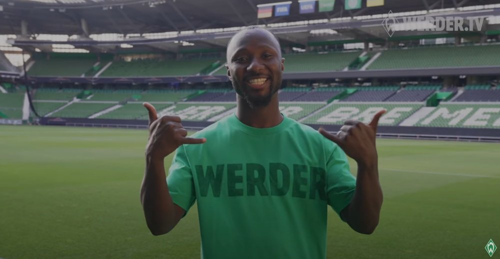 El Werder Bremen suspende y aparta a Keïta por negarse a subir al bus. Captura/WerderBremen