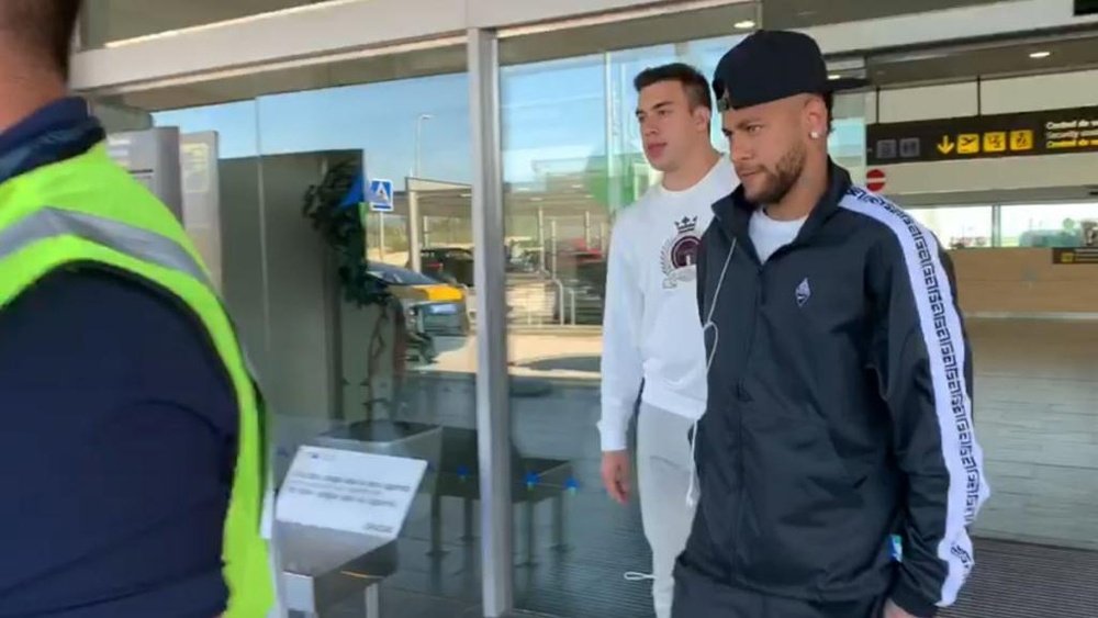 Neymar a atterri à Barcelone pour se rendre au tribunal. Capture/MundoDeportivo