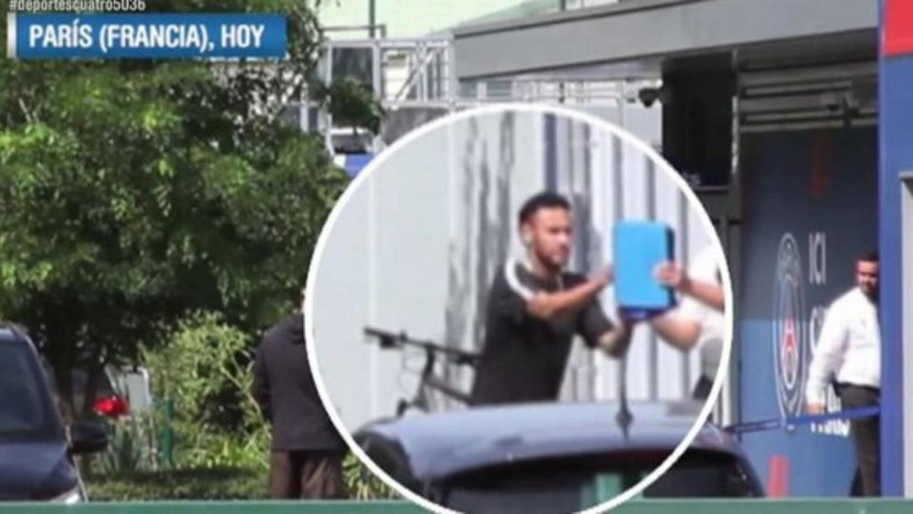 Neymar a été reçu au centre d'entraînement du PSG en étant traité de 'mercenaire'. Capture/Cuatro
