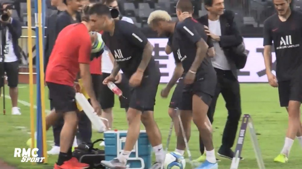 Neymar regateó a Leonardo en el entrenamiento.  Captura/RMCSport