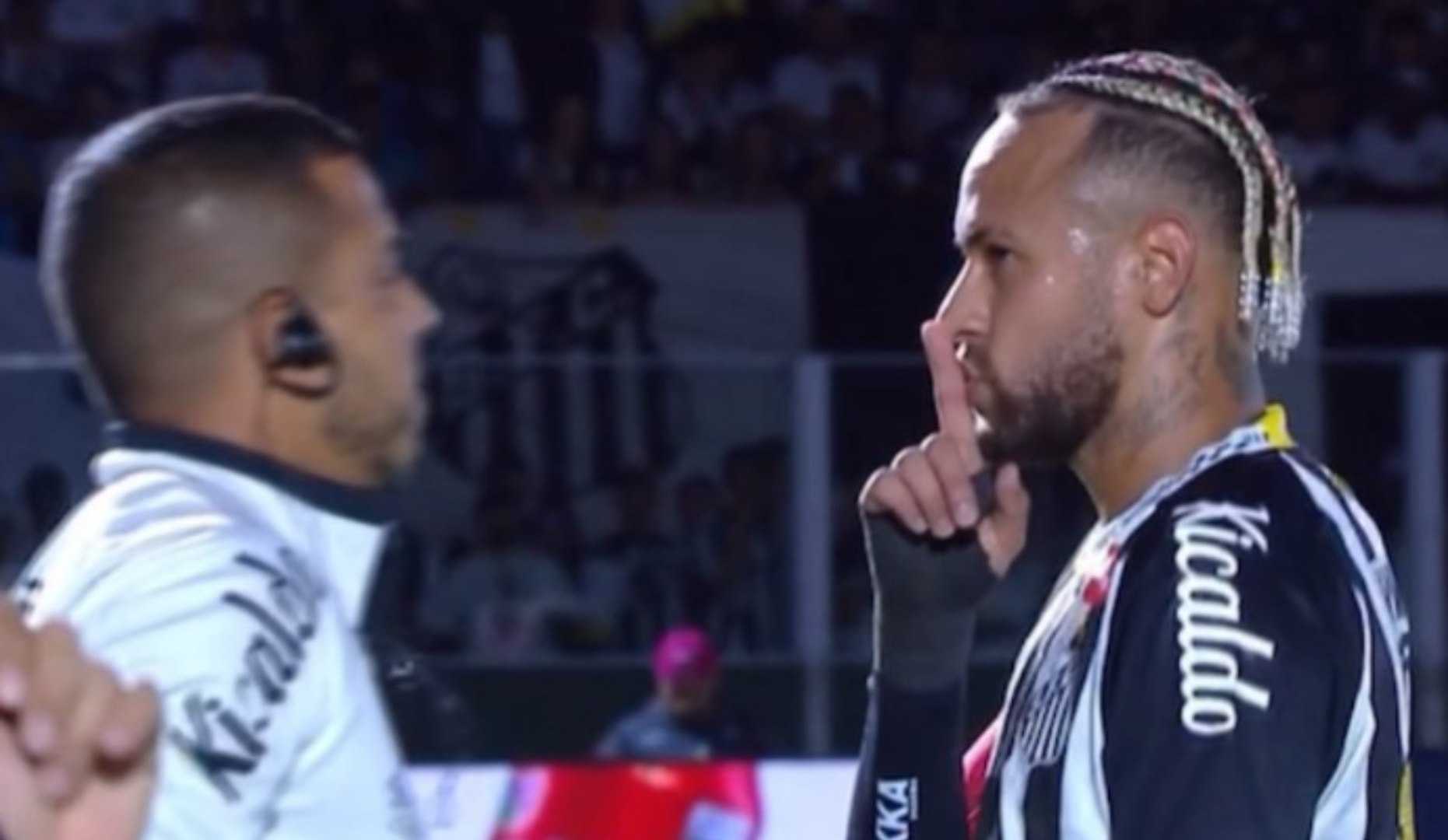 Neymar had a nightmare night against Mirassol. The star player put in a poor performance in the Peixe's 3-0 defeat, clashing with the fans during the match and showing his anger after the duel with the press when a journalist questioned him about his fitness.