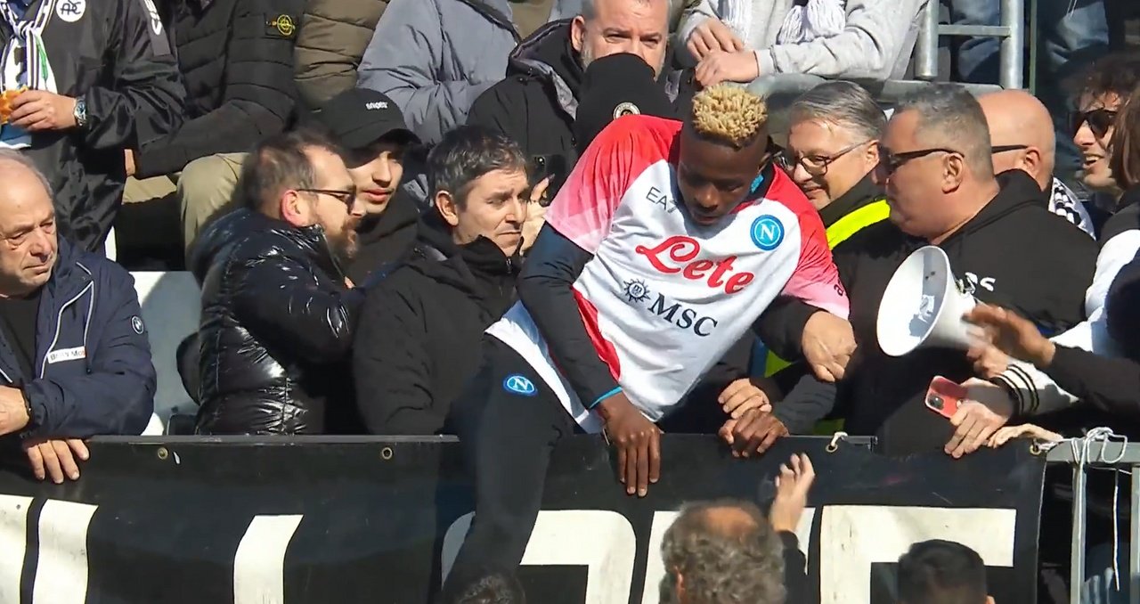 Osimhen subió a la grada en pleno calentamiento antes del doblete al Spezia. Captura/SerieA