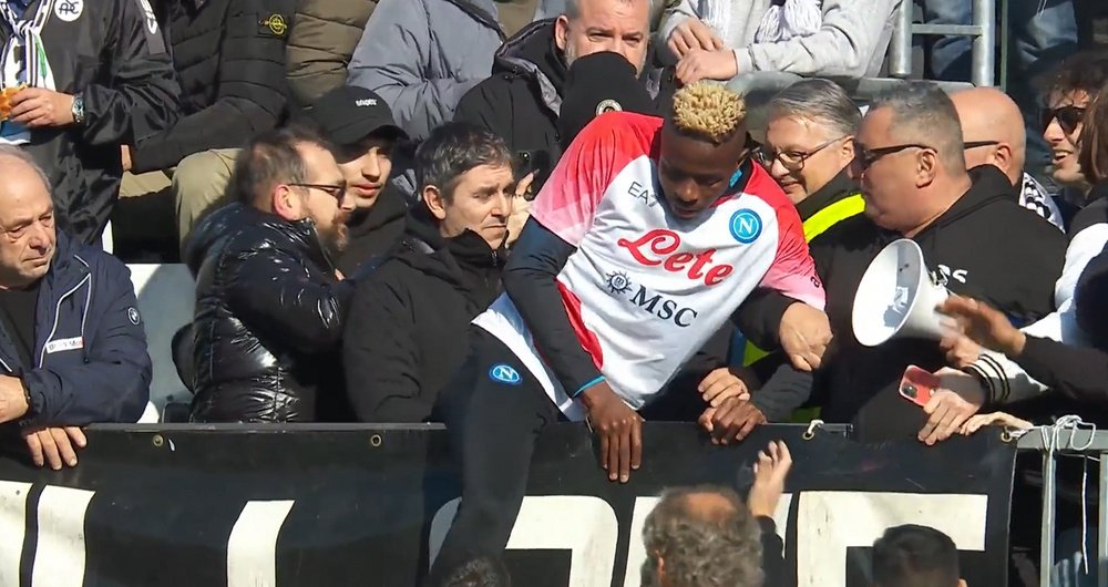 Osimhen subió a la grada en pleno calentamiento antes del doblete al Spezia. Captura/SerieA