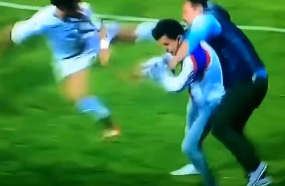 Un futbolista pateó a un espontáneo que pretendía golpear al árbitro con un palo. YouTube