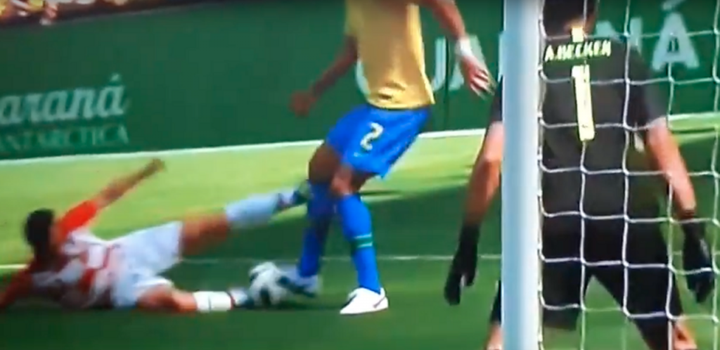 Thiago Silva sofre entrada que lhe poderia ter custado o Mundial