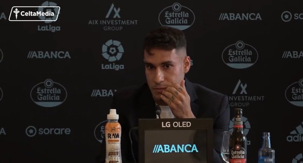 Hugo Mallo em entrevista coletiva. Twitter/RCCelta