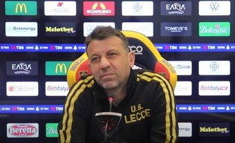 Lecce confirmed in an official statement that they have decided to sack their coach, Roberto d'Aversa, for head-butting Hellas Verona's Thomas Henry in this weekend's Serie A match between the two sides. Already on Sunday night, the club had issued a statement condemning his attitude, which has led to him being sacked even though he has a contract until the end of the season.