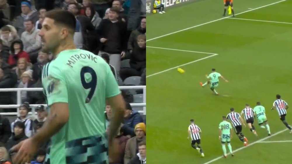 A Mitrovic le anularon un penalti increíble. Captura/DAZN