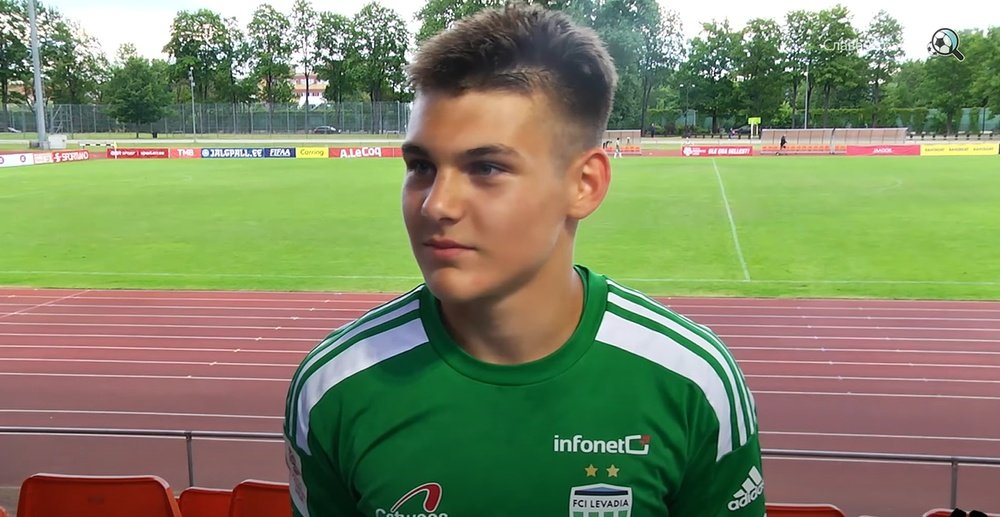 Patrik Kristal, el niño de 14 años que hizo historia al debutar en Estonia. Captura/PremiumLiiga