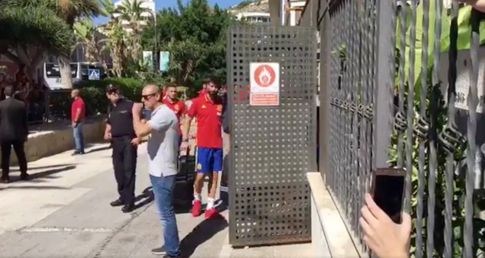 Capture de Piqué arrivant a Alicante. Twitter/JFMillanCope