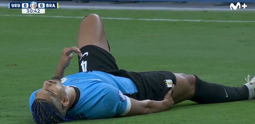 Araujo walked back to the bench with difficulty. Screenshot/Movistar